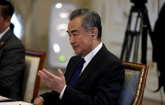 Kineski ministar spoljnih poslova kaže da su neki ljudi u SAD-u izgubili razum