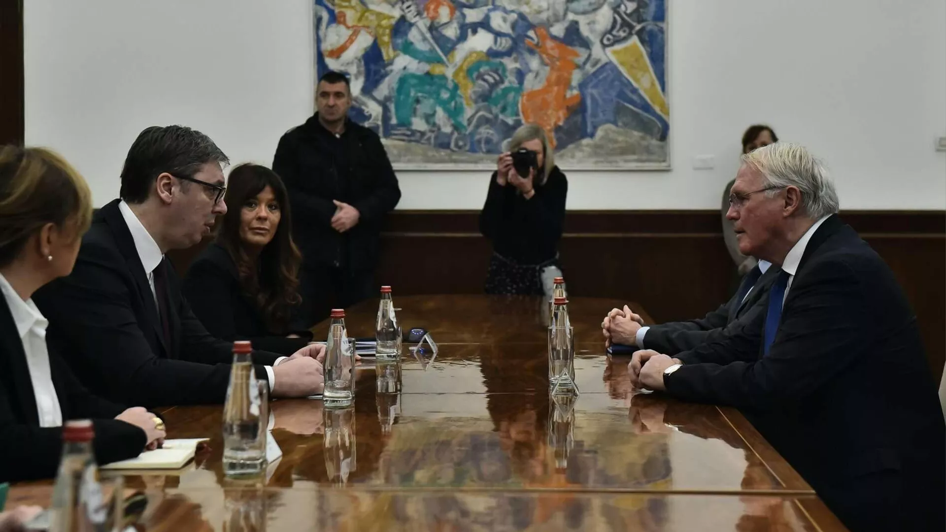 „Prioritet hitno formiranje ZSO“: Vučić se sastao sa Hilom (foto)