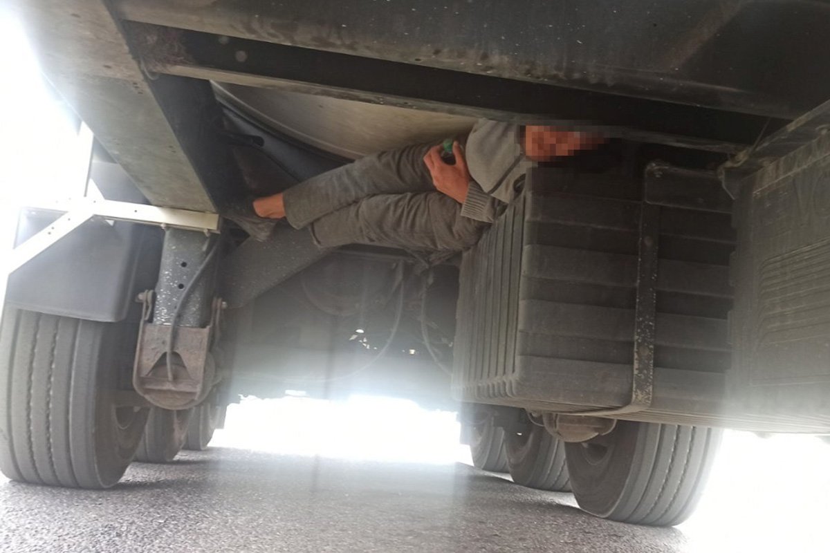 Otkriveni migranti u podnožju teretnog vozila