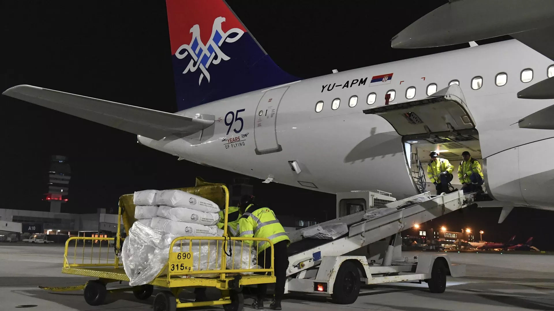 Srbija poslala prvi kontingent humanitarne pomoći Siriji (foto)