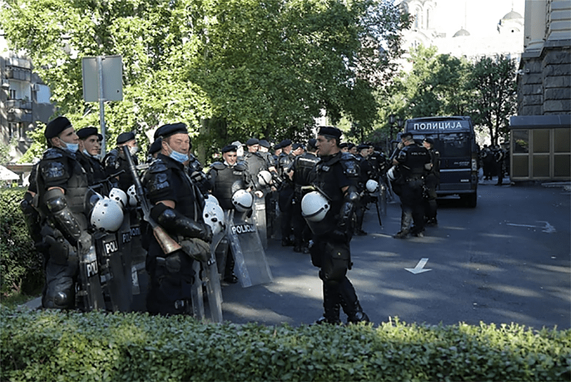 UHAPŠENO VIŠE OD 70 DEMONSTRANATA U protestima u Beogradu povrijeđeno 19 osoba