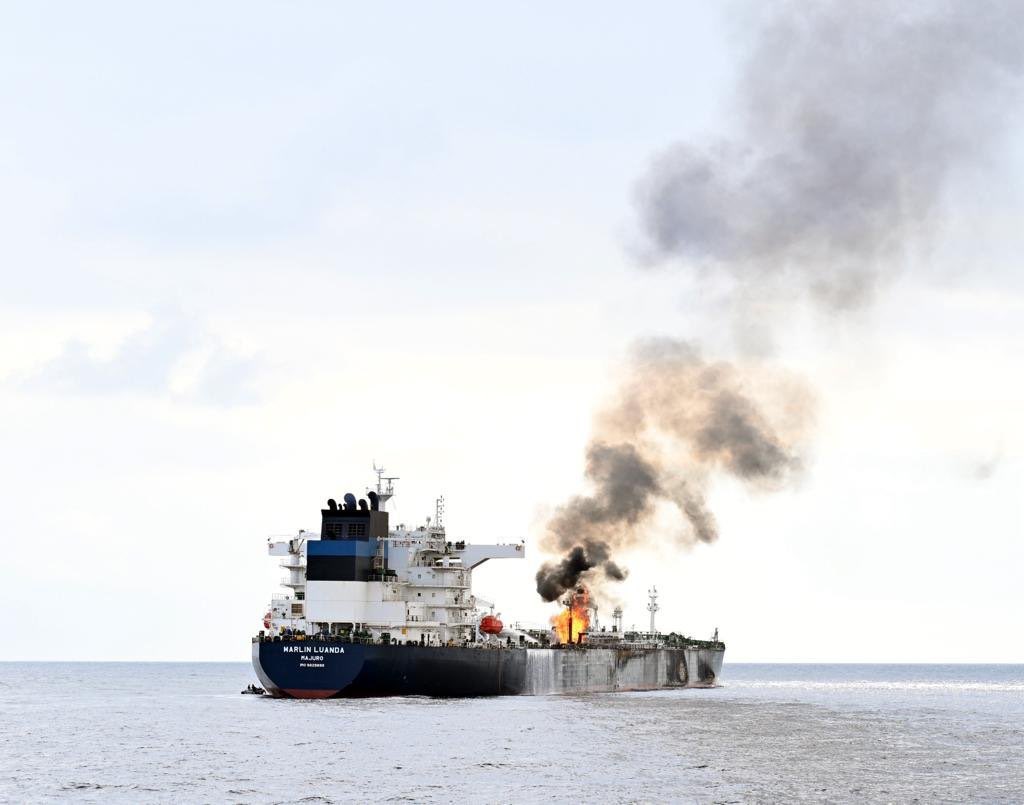Naftni tanker koji su pogodili Huti i dalje gori: Raketa uništila rezervoar, Amerikanci i Britanci se odmah OSVETILI!
