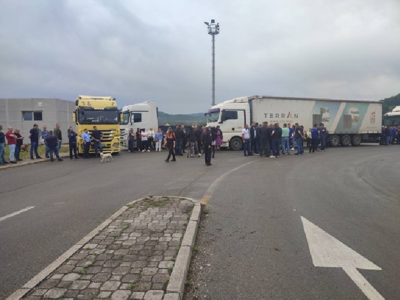 Autoprevoznici i špediteri protestovali zbog zatvaranja graničnog prelaza