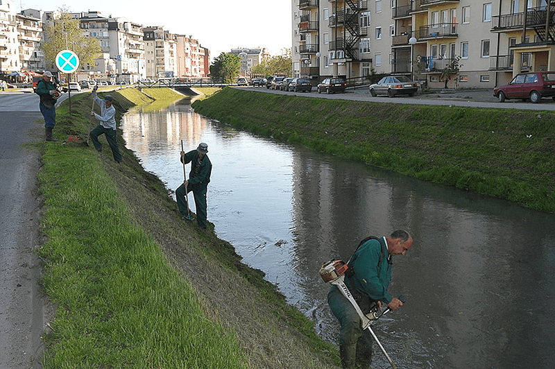 KOMUNALCI ZASUKALI RUKAVE Počelo uređenje putnih pojasa i košenje ambrozije u Bijeljini