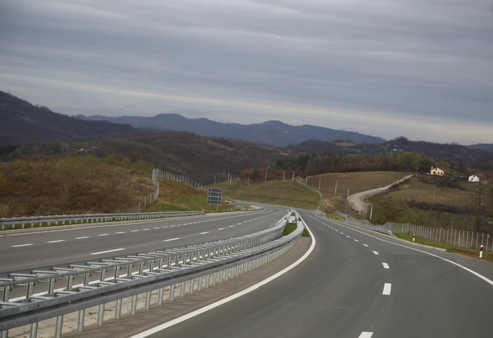 Vozači, budite na oprezu! Obustave na pojedinim dionicama, kolovozi mjestimično vlažni