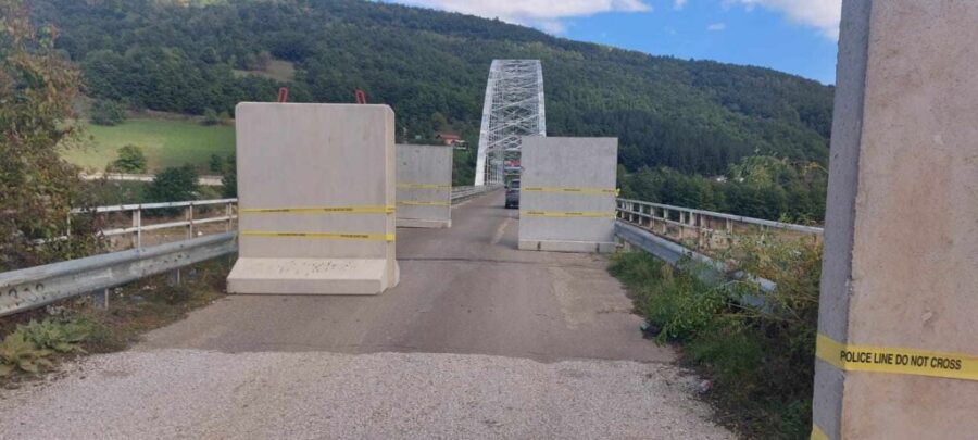 Kosovska policija postavila betonske prepreke na mostu kod Brnjaka