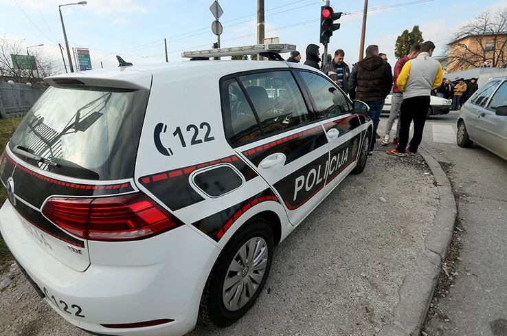 MOTOCIKLISTA UDARIO PJEŠAKA U saobraćajnoj nesreći u Sarajevu povrijeđene dvije osobe