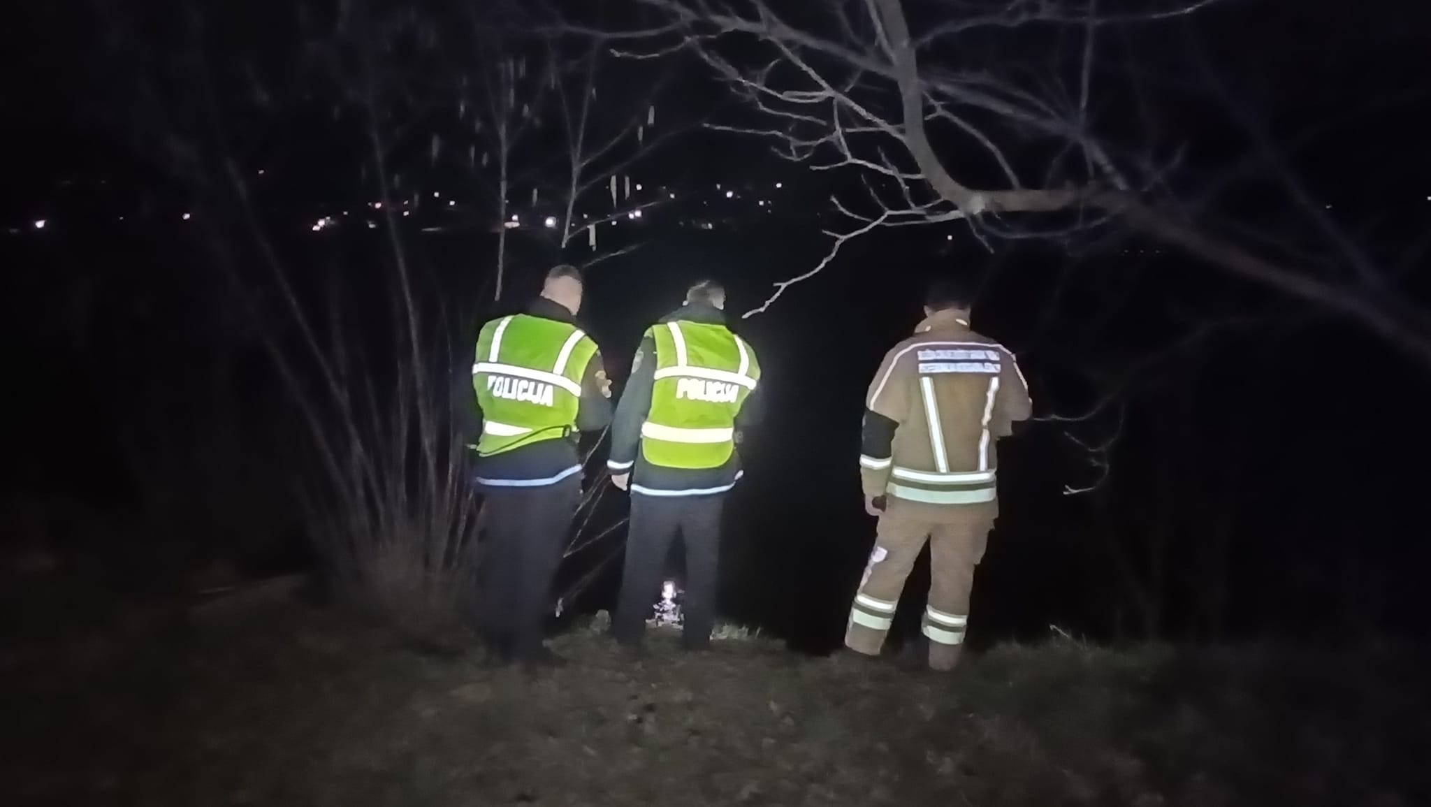 Vatrogasci spasili tri mladića nakon što je automobil sletio u rijeku (FOTO)