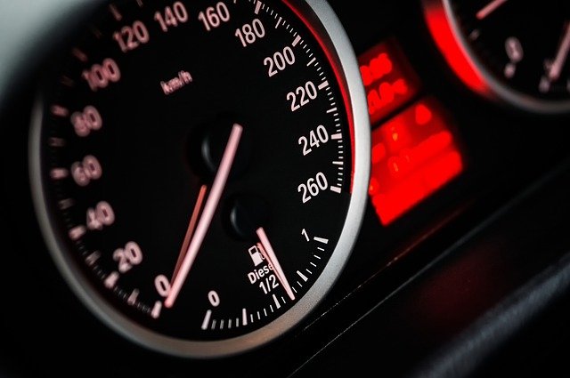 Zašto brzinomjeri imaju veće maksimalne brzine od onih koje automobili mogu da postignu?