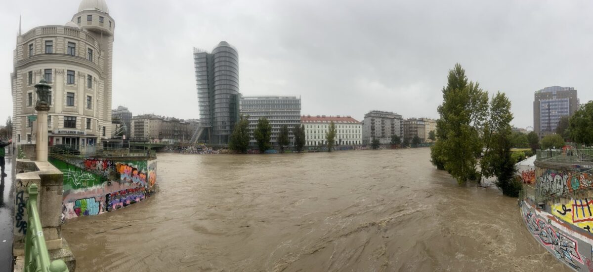 Poplave u Beču: Izlio se Dunav, počele evakuacije stanovništva, nastradao vatrogasac (VIDEO)