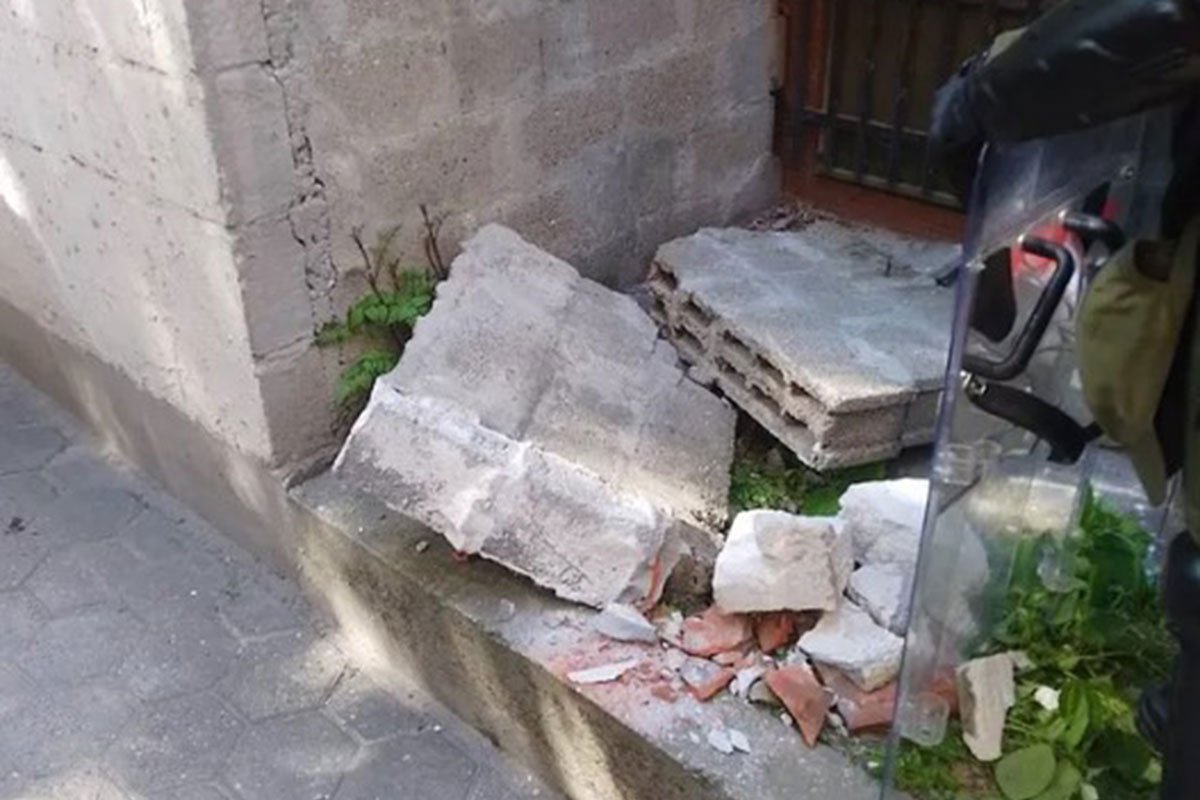 Srušio se dio zida na zgradi Osnovnog suda u Novom Sadu (FOTO)