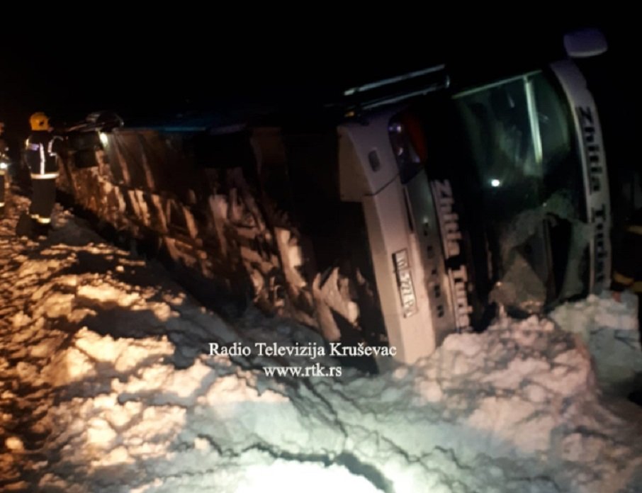 PRVE FOTOGRAGIJE STAVIČNE NESREĆE: Autobus sletio sa kolovoza, više povrijeđenih (FOTO)