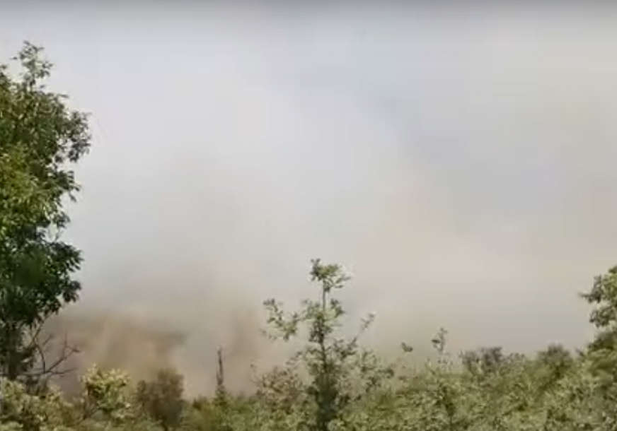 Požar u Neumu: Vatra prijeti objektima i bivšoj tvornici pluta