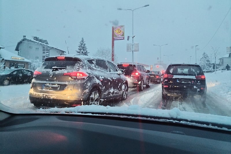 Sijeg u decembru opet iznenađenje za putare: Pogledajte haos u Banjaluci (FOTO, VIDEO)