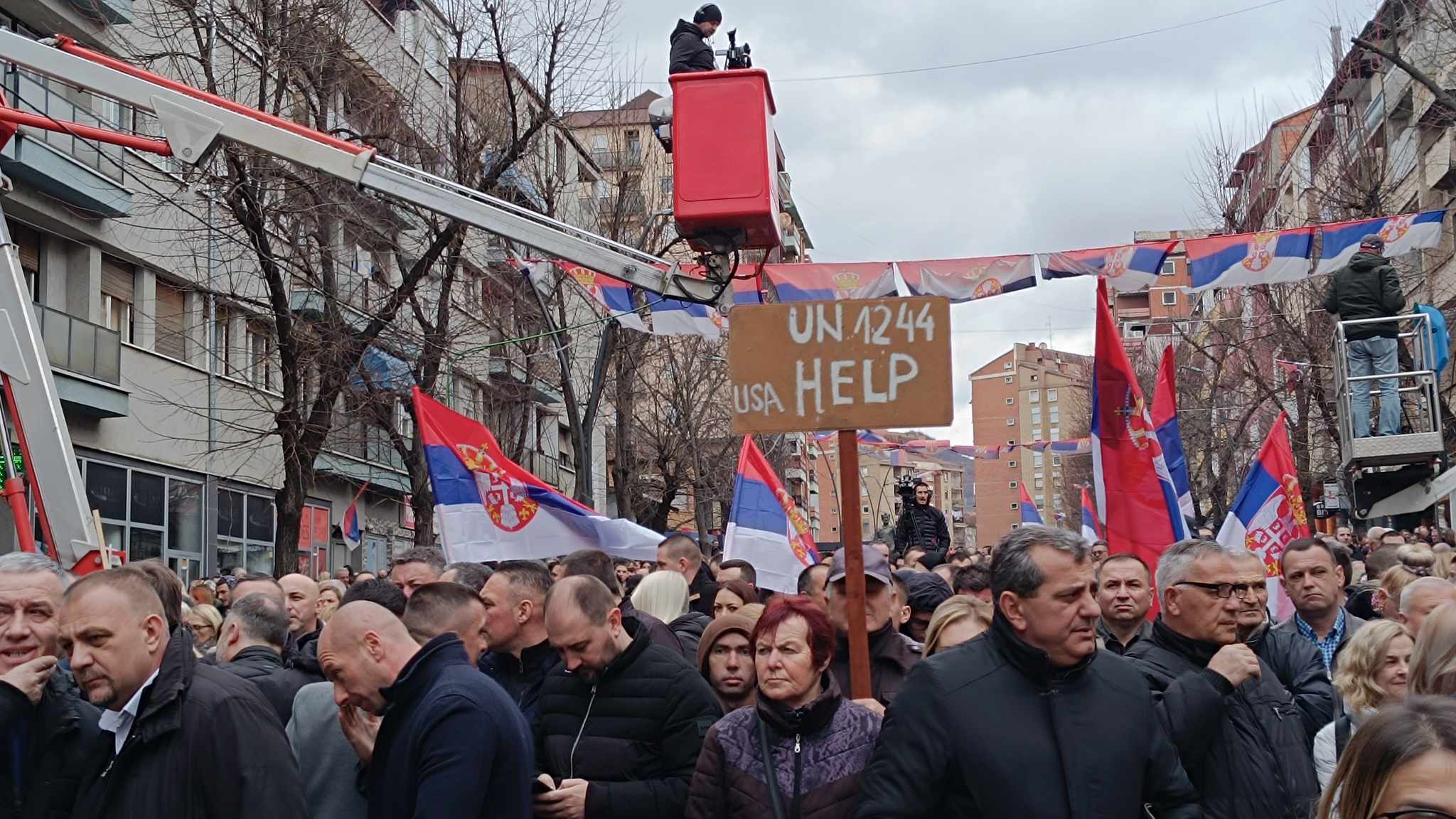 Održan protest u Kosovskoj Mitrovici: “Srbi su građani drugog reda, odluka CBK diskiminatorska” (VIDEO)