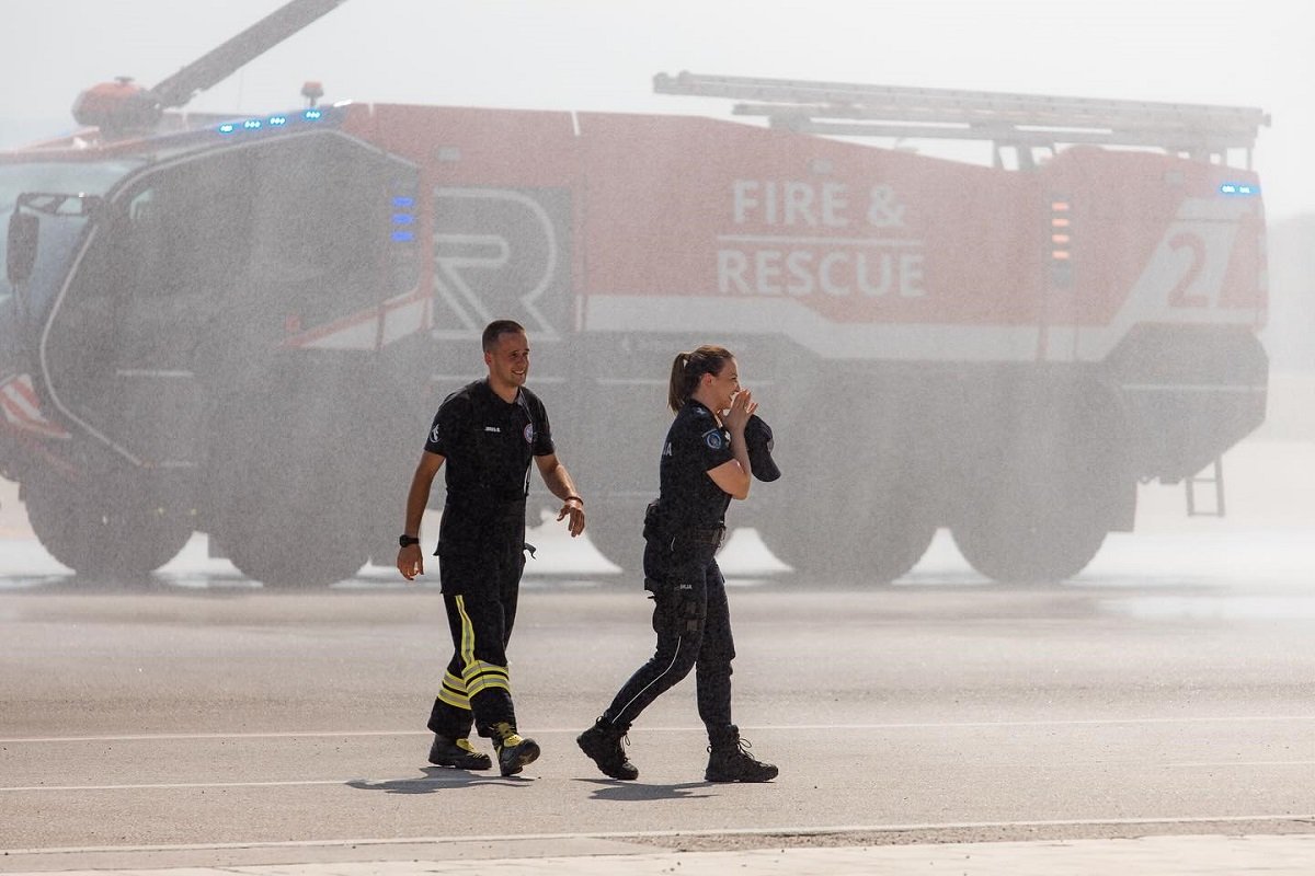 Romantična scena na aerodromu o kojoj priča cijela Srbija (FOTO)