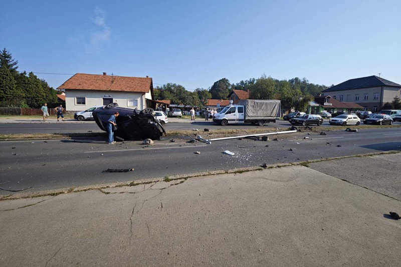 Teška saobraćajna nesreća u Tuzli: Povrijeđene tri osobe  (FOTO)