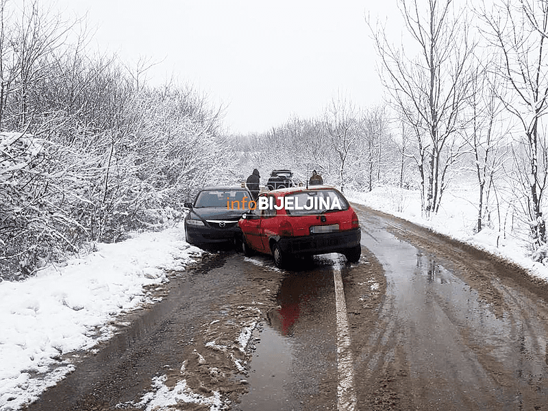 NESVAKIDAŠNJA NEZGODA Kod Bijeljine se vozilima sudarili svekar i snaha