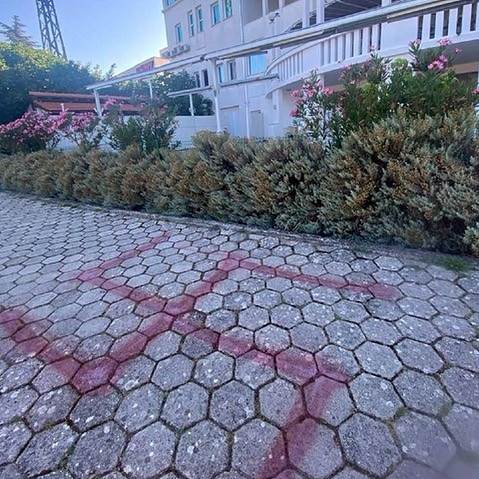 Jevrejsku djecu pred hotelom u Hrvatskoj dočekala svastika