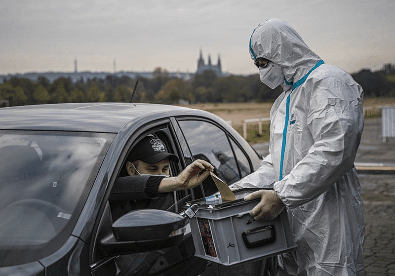 KORONA MIJENJA IZBORNA PRAVILA Glasači u OVOJ zemlji se izjašnjavali iz AUTOMOBILA