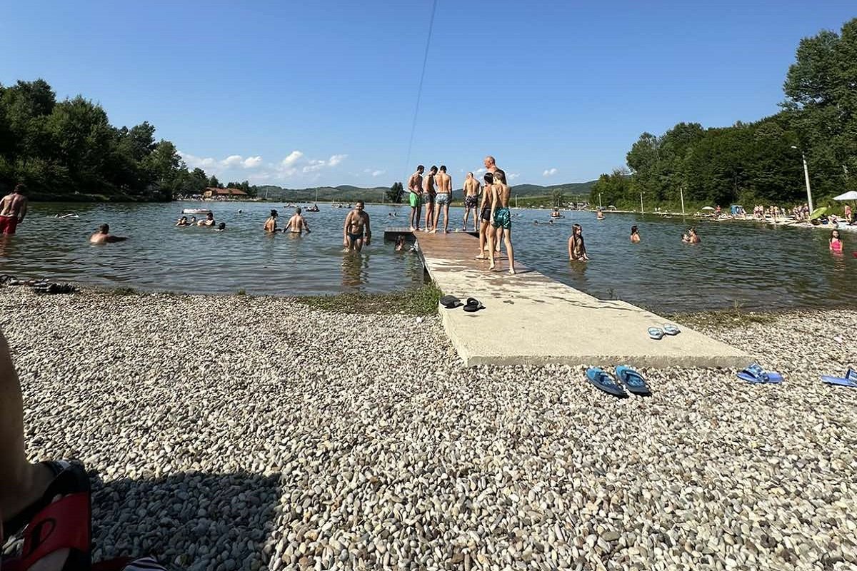 Tragedija na jezeru na Manjači: Mladić prijavio da mu je drug nestao pod vodom