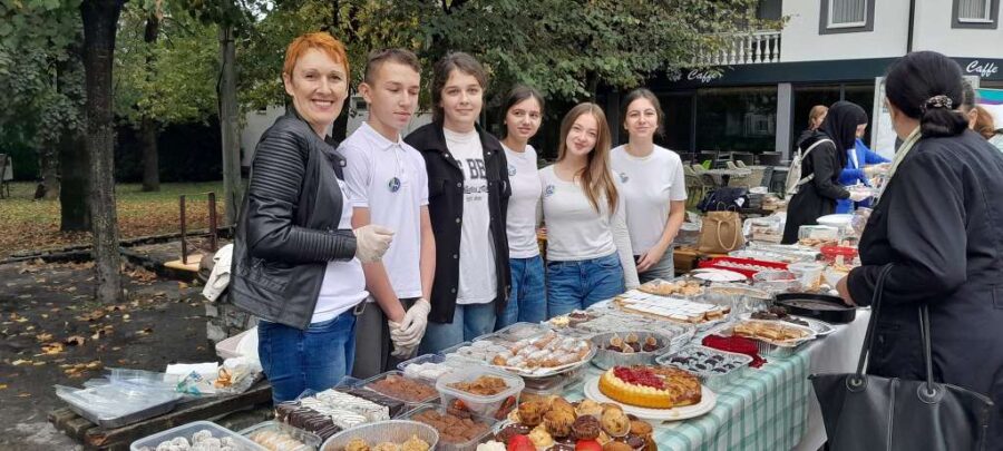 Učenici škole iz Sanskog Mosta sakupili 10.590 KM za poplavljena područja, pet porodica dobilo novac