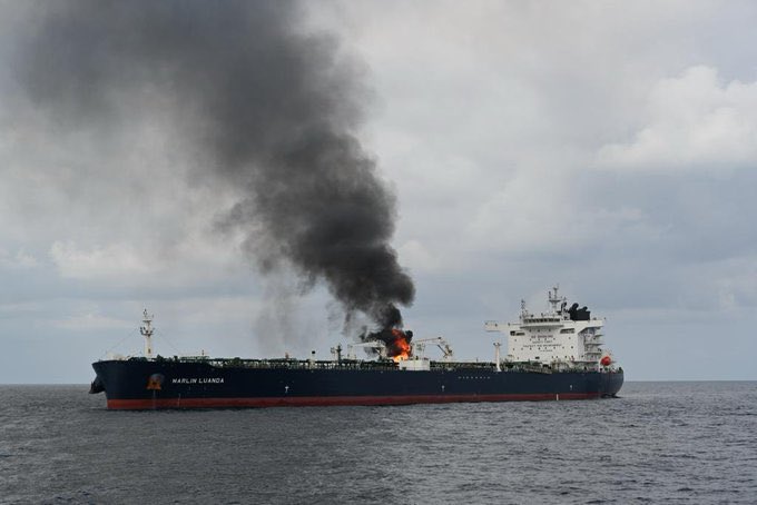 Naftni tanker koji su pogodili Huti i dalje gori: Raketa uništila rezervoar, Amerikanci i Britanci se odmah OSVETILI!