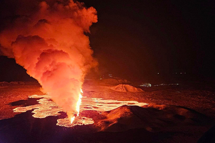 Vulkan na Islandu izbacuje lavu i do 80 metara visine (VIDEO)