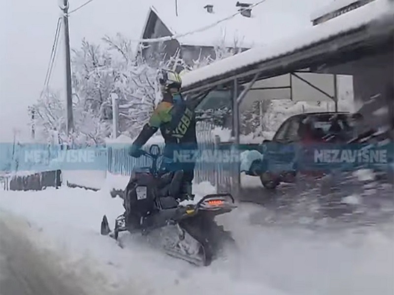 Jedini nije kasnio na posao: Banjalučanin motornim sankama kroz snijeg (VIDEO)