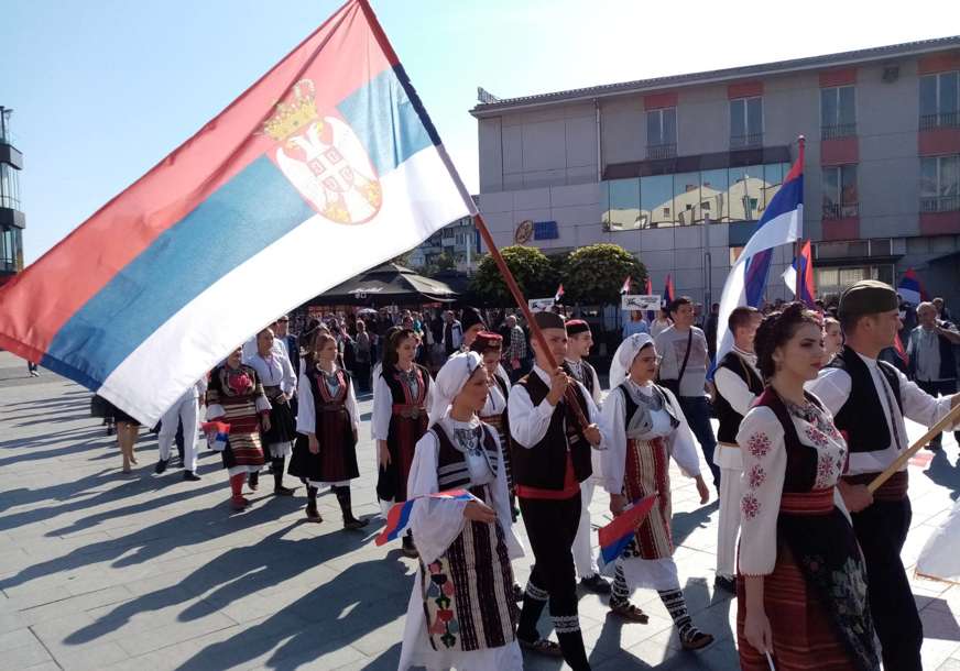 Obilježavanje Dana srpskog jedinstva: Prijedorčani u velikom broju prošetali centrom grada 