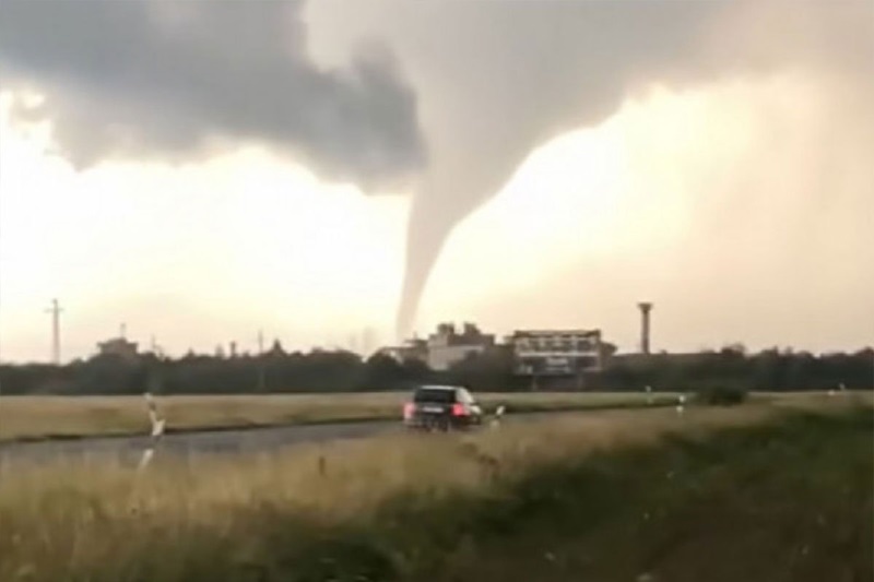 Tornado u Mađarskoj: Superćelijska oluja stigla iz Austrije (VIDEO)