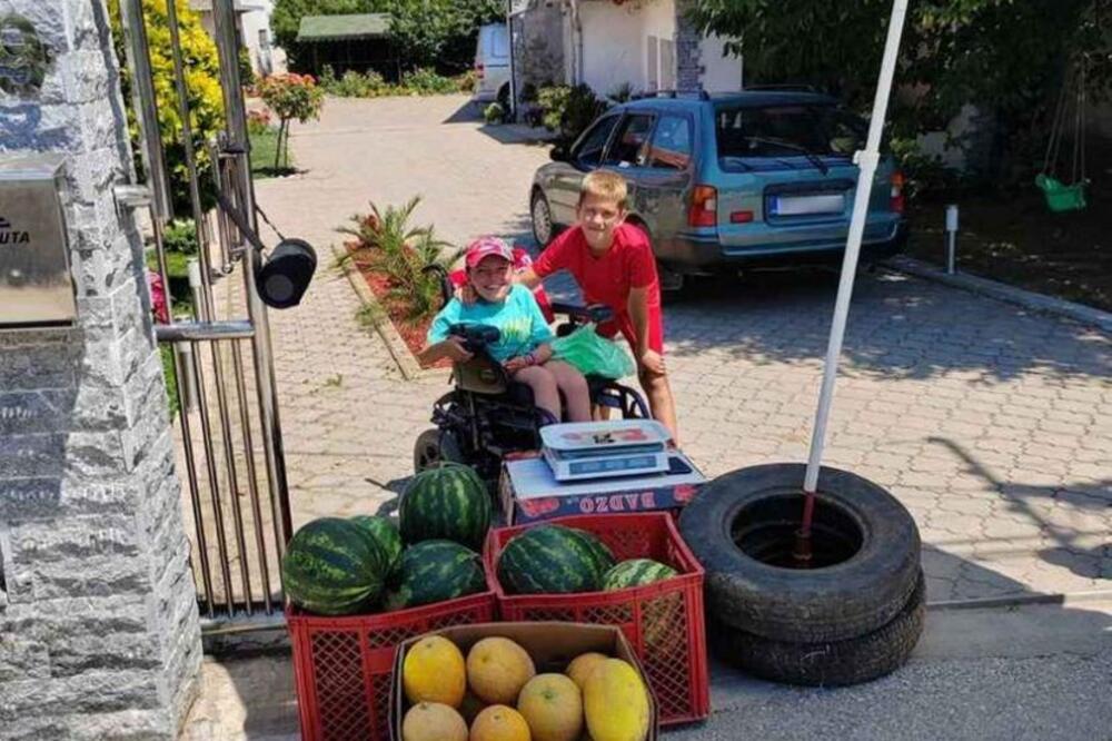 Od Laze možete kupiti lubenicu, a osmijeh dobijate besplatno: Presladak dječak u invalidskim kolicima primjer je svima!