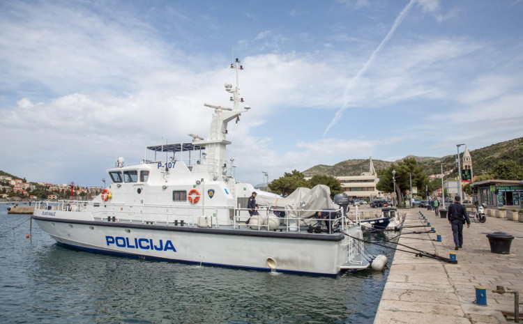 Turistički brod 
