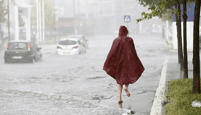 SNAŽNO NEVRIJEME U KOMŠILUKU Grom srušio dimnjak, vozači zarobljeni u BUJICAMA NA ULICAMA