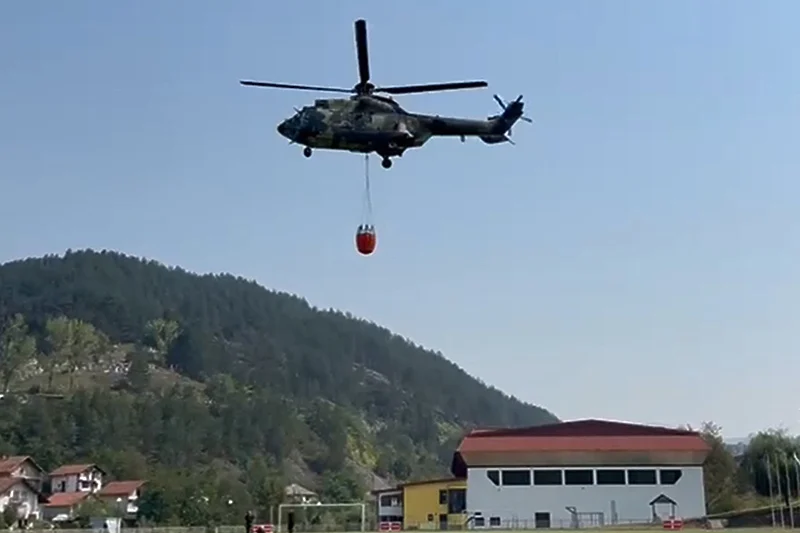 Vanredna situacija: Helikopter iz Srbije gasi požar na području Srebrenice