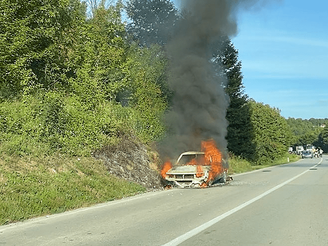 VATROGASCI NA TERENU Na putu Banjaluka-Prijedor automobil U PLAMENU