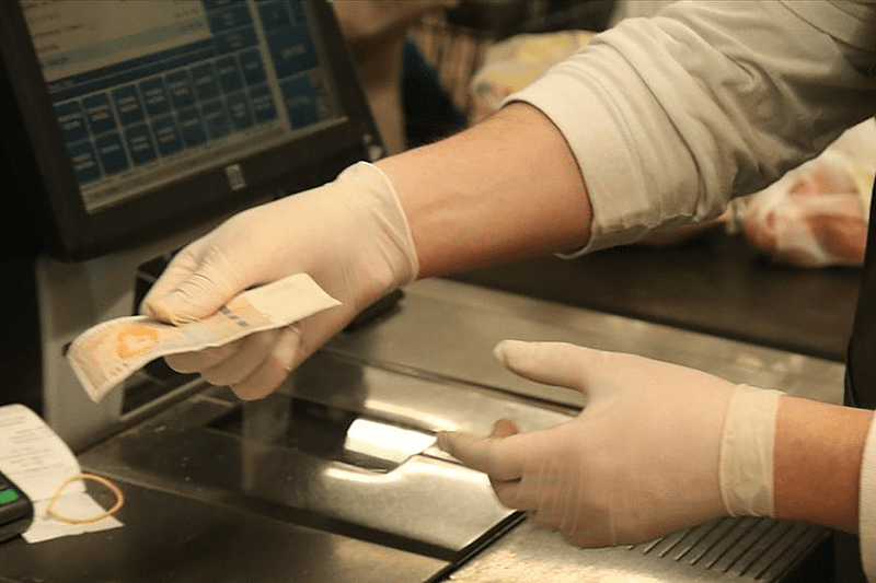 IMUNIZACIJA U AUSTRIJI Vakcinacija radnika supermarketa u maju