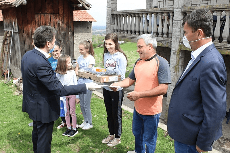 “OJAČATI SEOSKA DOMAĆINSTVA” Načelnik Ugljevika sedmočlanoj porodici darovao laptop i 500 KM