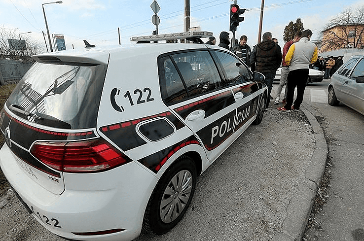 UŽAS KOD VITEZA Dvojica muškaraca slatkišima pokušali namamiti djevojčice u vozilo