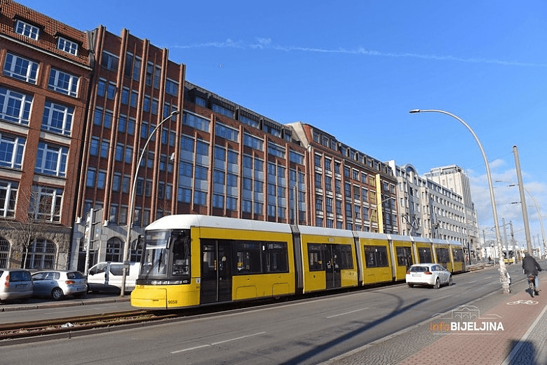 THE AMERICAN POSTLIBERAL: Pad berlinskog „Protivpožarnog zida“