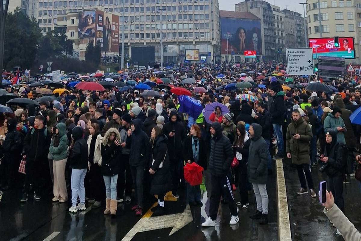 Rijeke građana slivaju se ka Ušću, veliki skupovi u Novom Sadu, Nišu... (VIDEO)