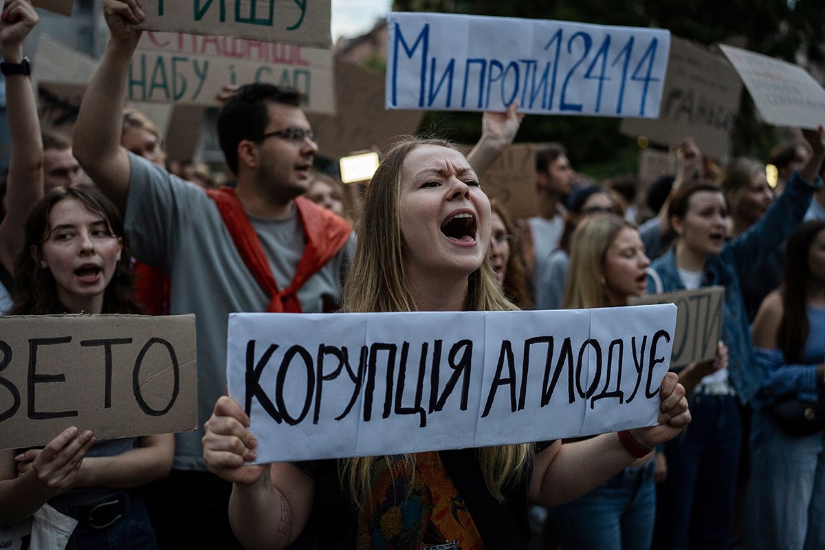 Zelenski potpisao kontroverzni zakon, najveći protest u Kijevu od početka rata