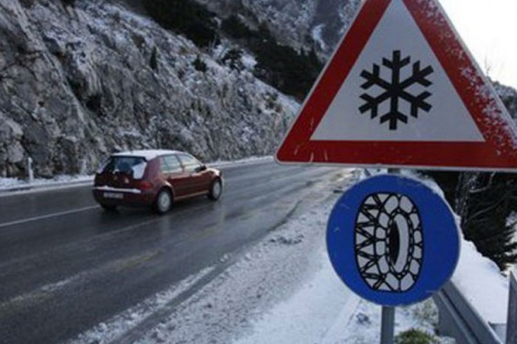 Zasniježen kolovoz u planinskim predjelima i preko prevoja