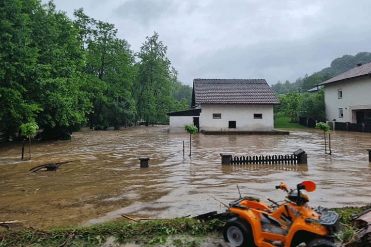 Voda izazvala štetu u više naselja u Tesliću, prekinut saobraćaj na više putnih pravaca