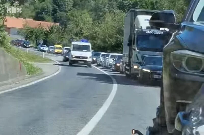 U saobraćajnoj nesreći kod Tuzle poginula jedna osoba, saobraćaj u potpunosti obustavljen