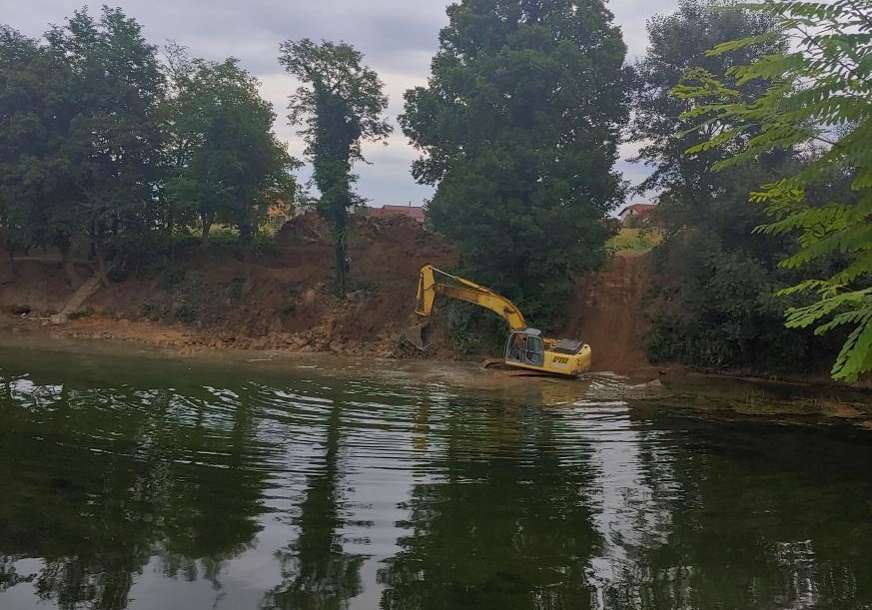Čuvari zaustavili nedozvoljene radove: Zbog bagera na obali Sane reagovala inspekcija