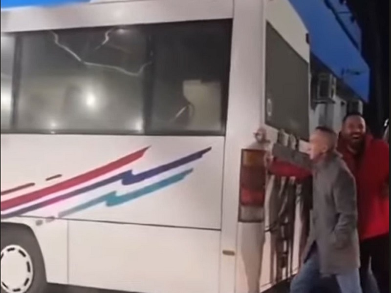 Neobična scena na graničnom prelazu Gradiška: Putnici gurali autobus (VIDEO)