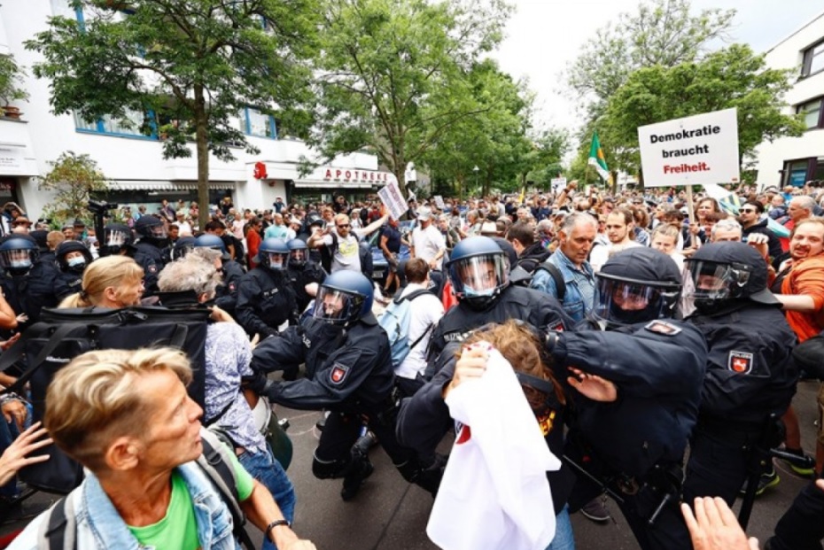 Ujeo policajca na protestima u Njemačkoj
