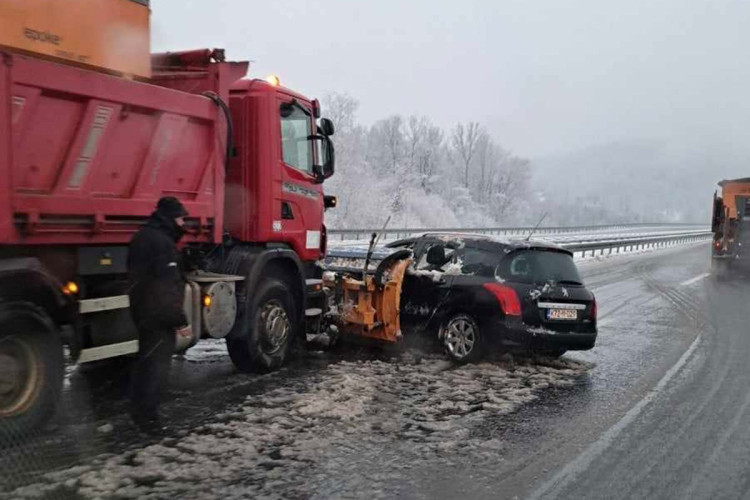 Udes na auto-putu „9. januar“
