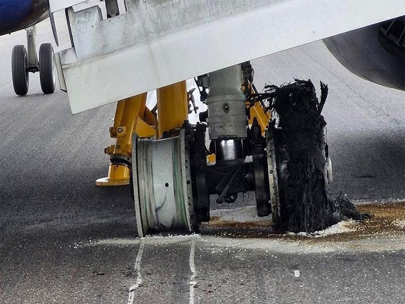 Drama pri slijetanju: Eksplodirale sve gume na avionu (FOTO)